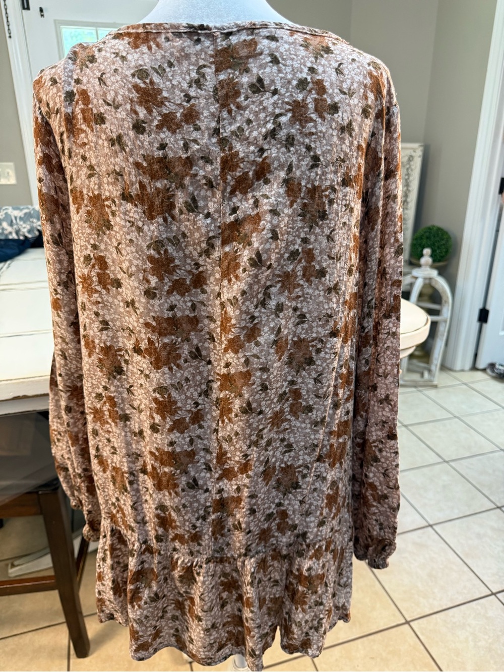 Veveret Boho Floral Tie-Front Peasant Blouse in Brown Floral - Picture 10 of 16